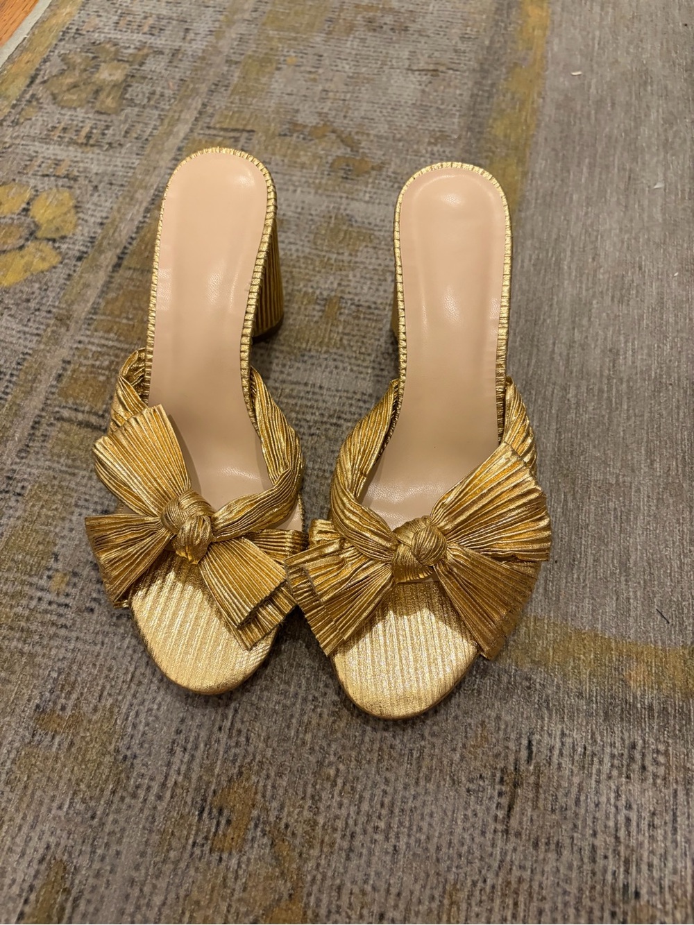 Gold Bow-Front Women’s Slide Heels READ SIZE DESCRIPTION